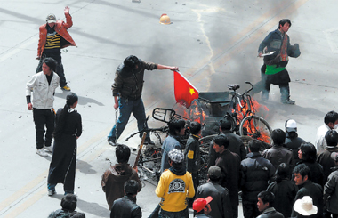 五名女孩被活活烧死在床边