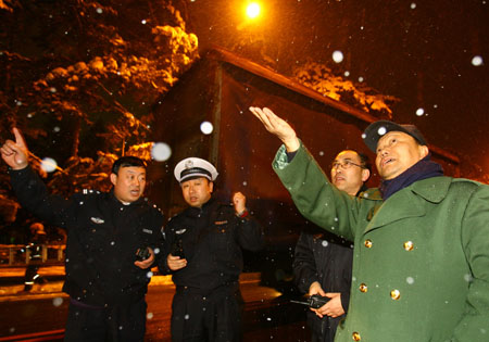 昨晚崔杰带队为松树清积雪