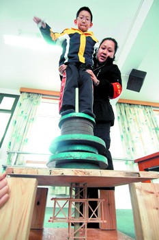 这只由不到22克重的桐木条组成的立体结构(图中间下部),承重力可达