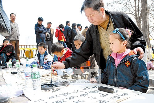 七旬老人義務教書法13年