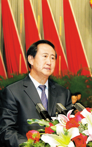 李德成作政协常委会工作报告.