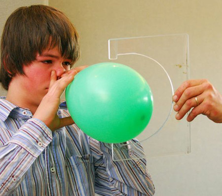 [独家]美13岁男孩用鼻子1小时吹213个气球