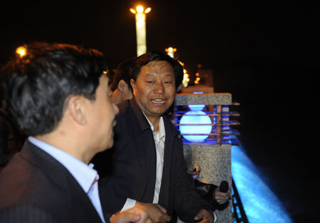 崔杰夜查8个公园对亮化赞不绝口