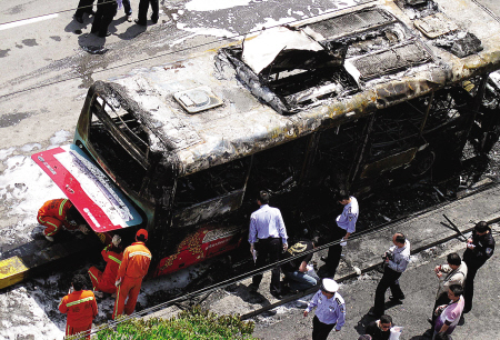 上海杨浦区黄兴路靠近国权路附近一辆842路公交车突然起火爆燃
