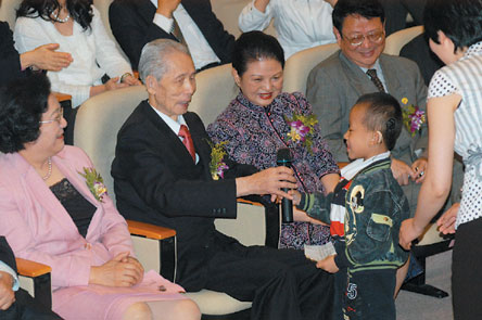 昨日,厦门长庚医院正式开业,王永庆亲临现场剪彩,也吸引了数十家媒体