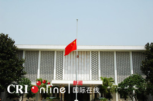 中国驻巴基斯坦大使馆门前国旗半降,向四川地震遇难者致哀(摄影 薛