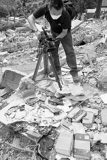 记者在北川县中学拍摄学生遗留下来的物品