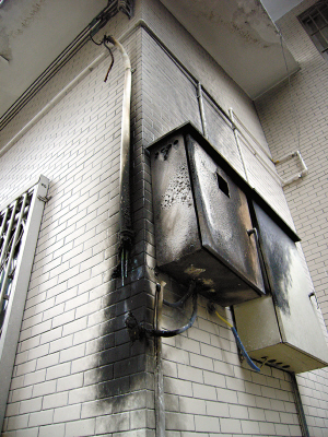 电表箱雨中喷火