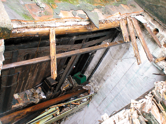 大雨冲刷西关老屋连塌两次