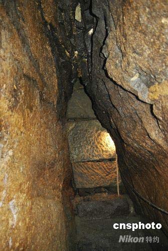 2008年6月9日,苏州虎丘著名景点剑池清淤工作已近尾声,神秘的虎牵剑