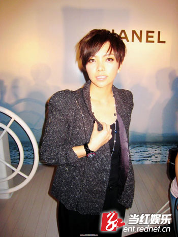 张惠妹耳后露新纹身 疑为何守正所刺(图)