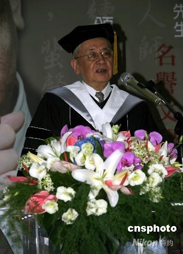 台湾政治大学授予著名学者余英时名誉博士学位