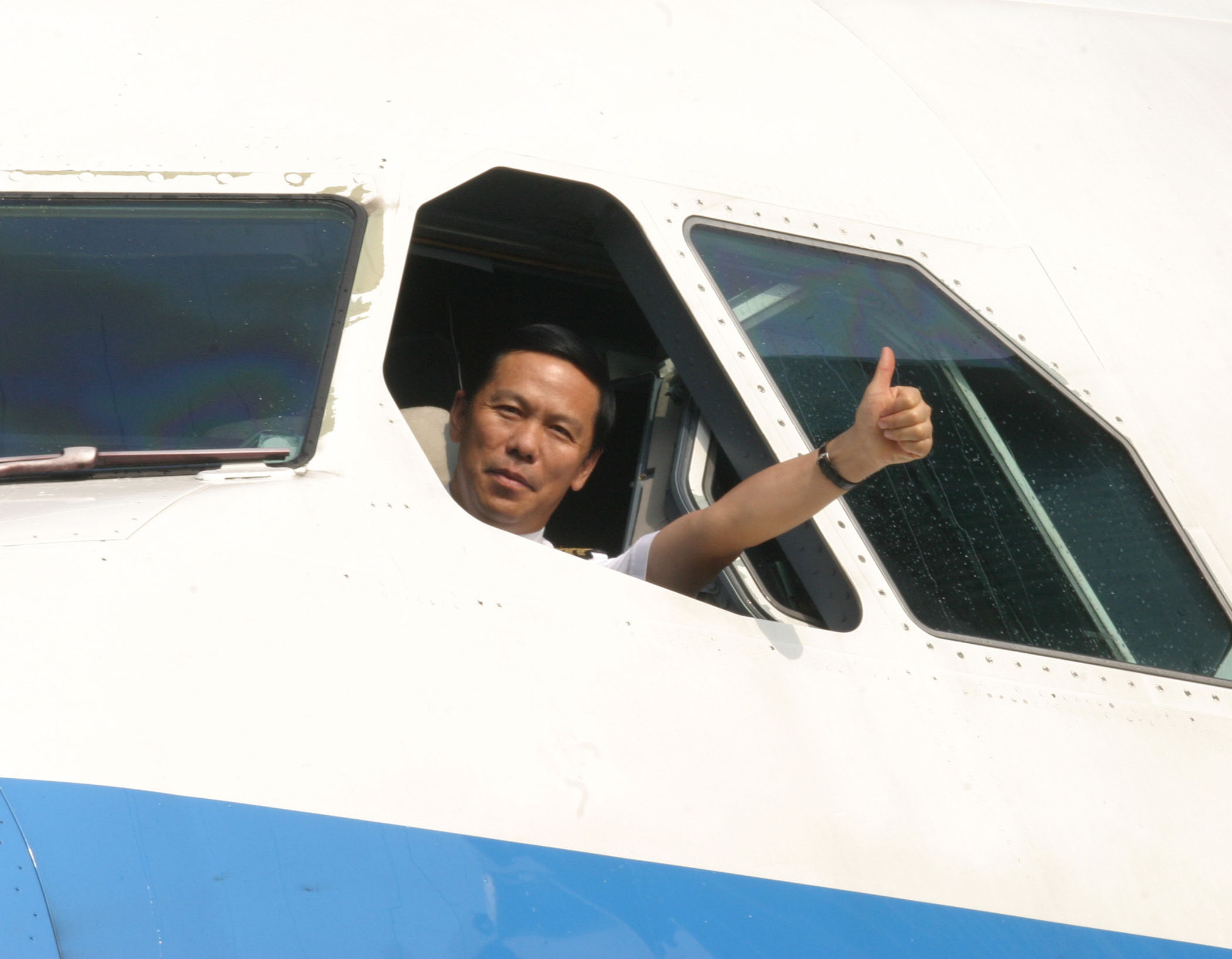 由南航董事长刘绍勇亲自担任机长飞航,他停妥飞机后开窗竖起大姆指向
