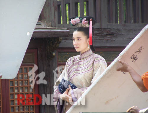 朱青)在《赤壁》中出演骊姬,并随剧组做完巡回宣传,7月6日,小宋佳身着