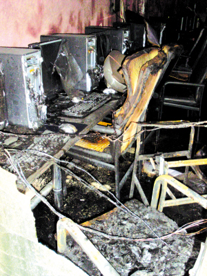 网吧大火,40台电脑焚毁