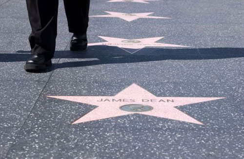 独家好莱坞星光大道地面开裂斥巨资修缮