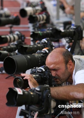 图:"长枪短炮"瞄准奥运田径赛场_新闻中心_新浪网