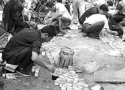 烈士陵园内斗蟋蟀赌博