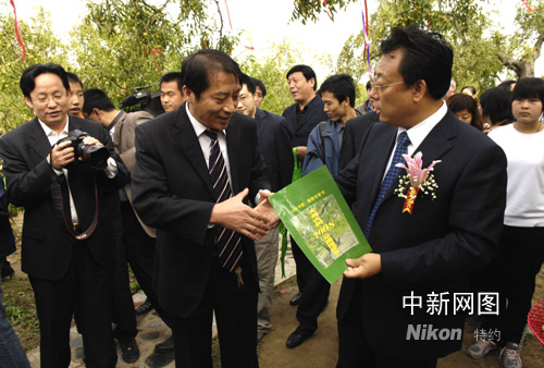 河北沧州市副市长李志国为拍得者颁发授权证书.