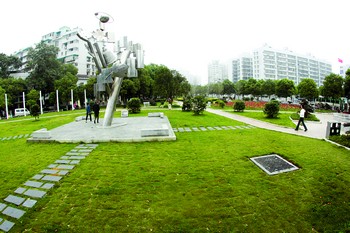 这是岳麓区岳麓广场经过改造后,成为了市民休闲的好去处.
