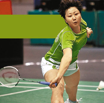 周密再捧冠军奖杯 将担香港羽毛球队"一姐"(图)