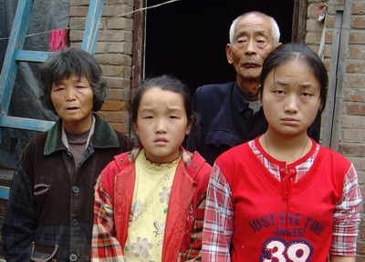 五个苦命人拼起一个温暖的家