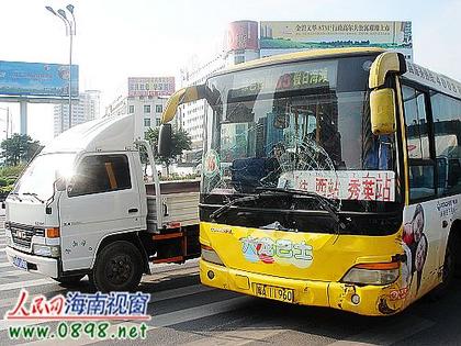 海口龍昆南路發生車禍 公交車撞成大花臉[圖]