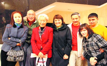 昨晚,刘少奇的女儿刘爱琴(左三),刘爱琴的子女以及刘少奇的孙子阿廖沙