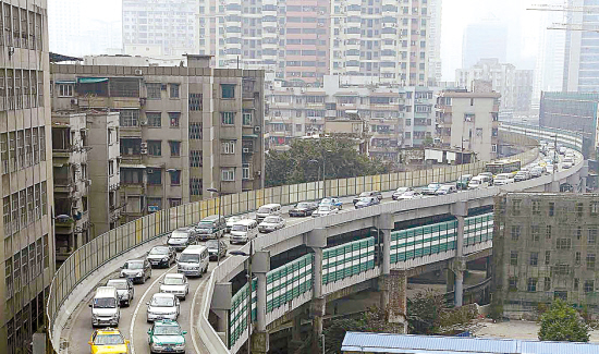 深圳的城市交通建设也日新月异, 典型的现象就是纵横交错的高架增多了