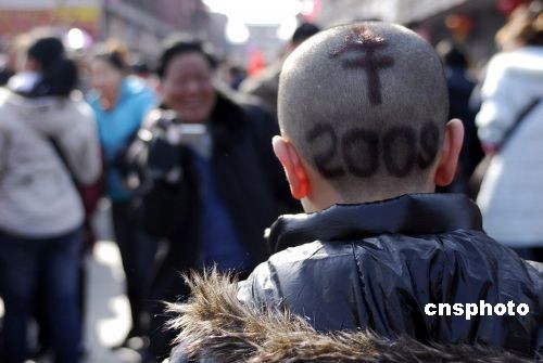 图:重庆儿童留"牛"字发型过牛年