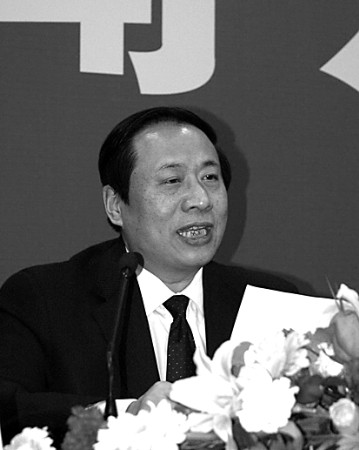 产业发展新闻发布会上,大众报业集团董事长傅绍万,省广电局局长刘长允