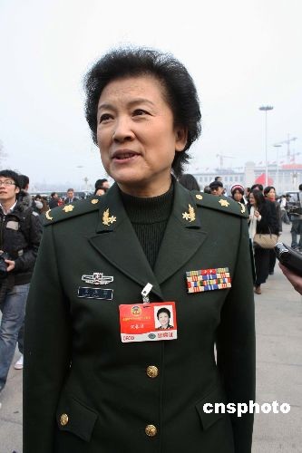 图:宋春丽微笑步入政协会议会场