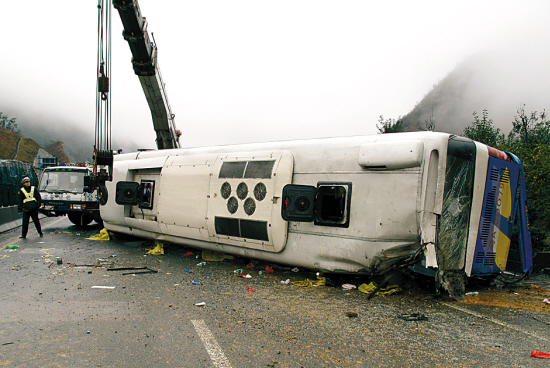 一辆大客车碰撞花基后侧翻(见上图),造成3人当场死亡,17人受伤