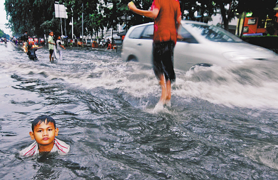 3月9日,在印度尼西亚首都雅加达,一名男孩在积水中游泳.