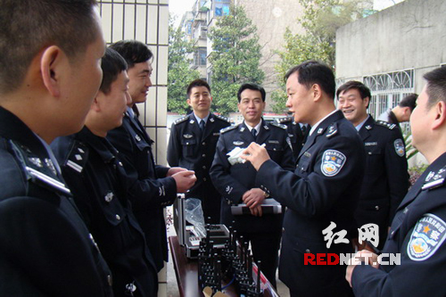 湖南省公安厅副厅长袁友方,省交警总队总队长杨琪君一行在常德市政府