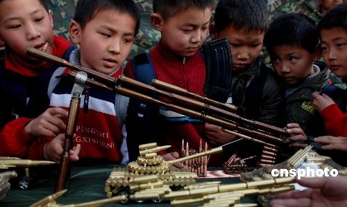 【更多图片】3月25日,孩子们对各种"子弹壳兵器"爱不释手.