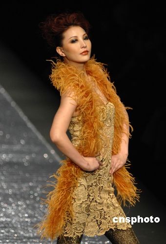 图:名模陈娟红带领靓女模特走秀t台