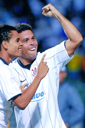 本报讯 帕卡恩布球场的2万球迷疯狂了,他们高呼着罗纳尔多的名字,脚下