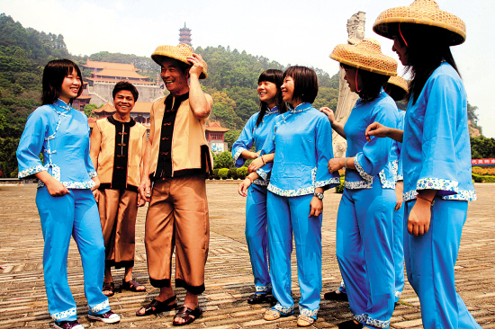 昨天,一群南沙渔民聚集在天后宫,参加南沙"妈祖诞文化旅游节"祭祀仪式