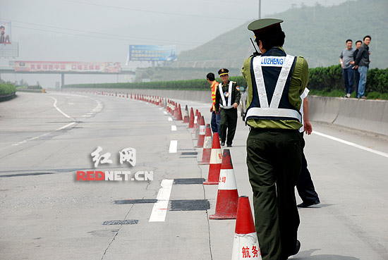 罐车撞毁两立柱 京珠高速耒宜段交替放行近日难恢复