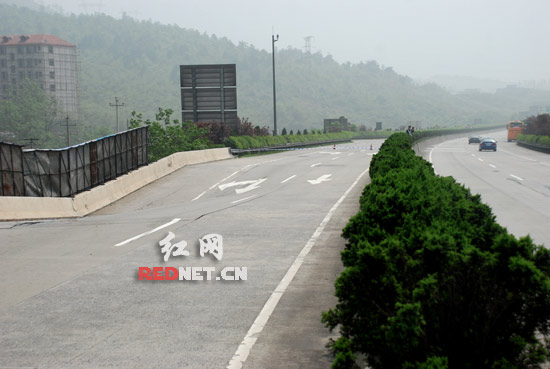 罐车撞毁两立柱 京珠高速耒宜段交替放行近日难恢复