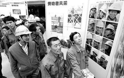 参观以自己为模特的摄影展张龙本报讯(记者薛慧卿实习生解双双)今天