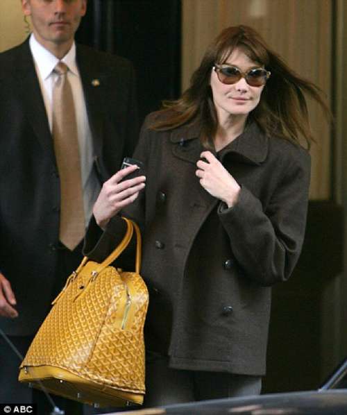 法国第一夫人布吕尼喜欢在巴黎逛街时戴墨镜掩藏身份