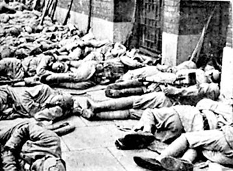 解放军战士一个挨一个在南京路上席地而卧.(资料照片)