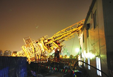 上海市闵行区江园路浦锦路附近一工地发生塔吊相撞坠落事故,坠落的