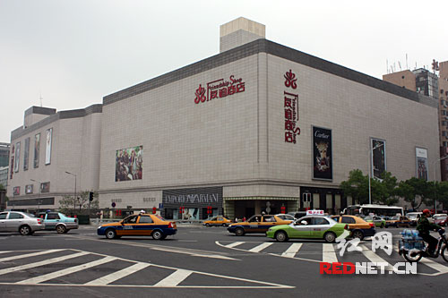 冯钧 长沙报道4月28日,友阿集团派发消费券,在家润多百货的前坪