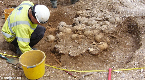 英国2000年前战争古墓发现40多具无头尸体(图)