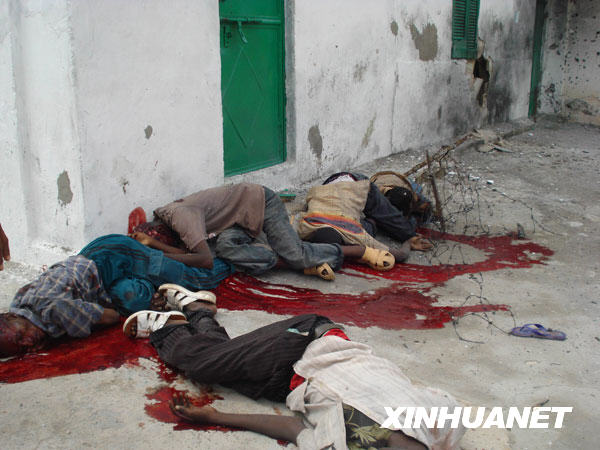 索马里首都摩加迪沙发生战火造成17人死亡(组图)