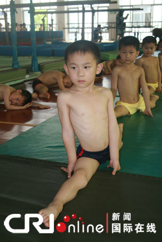 李小双体操学校里的孩子们(组图)