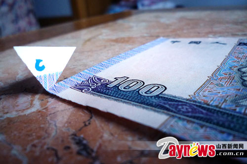 一位热心网友刘先生打进本网热线称自己收藏有5张连号的第四套人民币